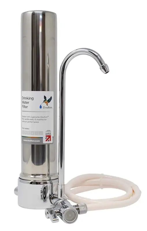 Filtre Doulton en inox sur évier.