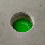 Un trou avec mélange de scellement chimique au sol