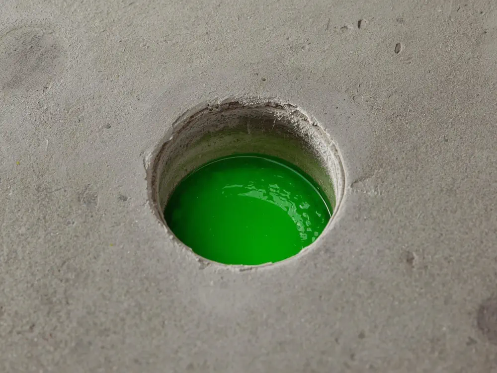 Un trou avec mélange de scellement chimique au sol