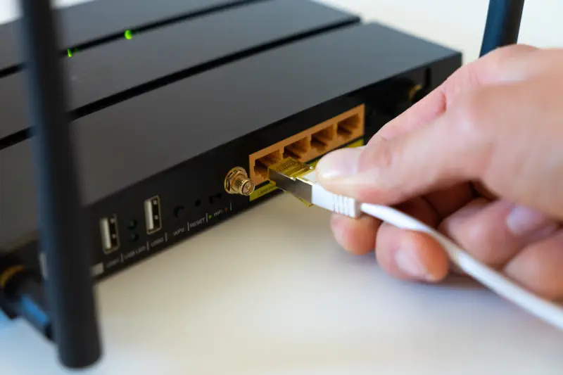 Installation d'un câble dans une box internet