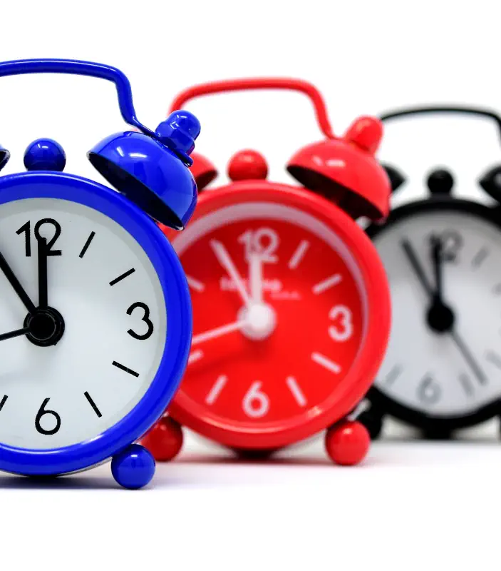 Des horloges réveils indiquant l'heure