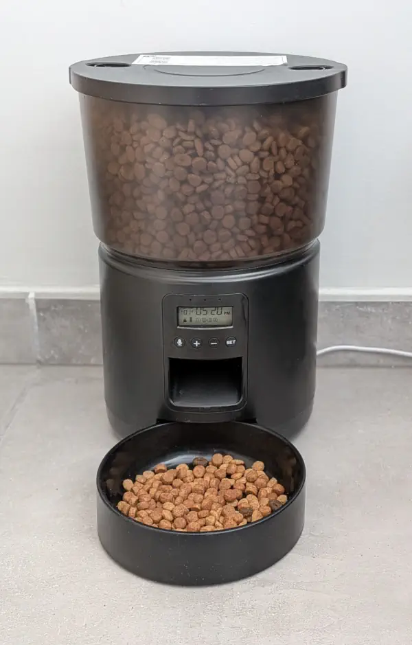 Un distributeur automatique de croquettes pour chat.