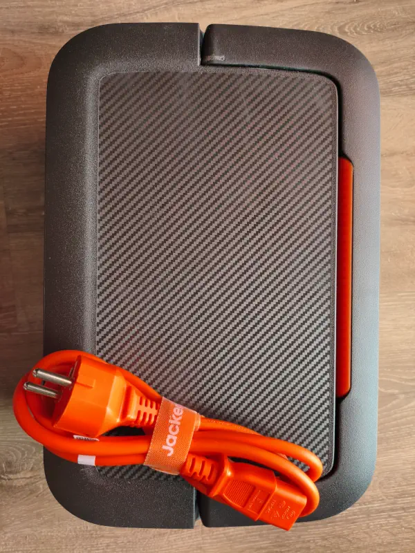 Jackery Explorer 500 V2 avec son câble d'alimentation secteur fourni
