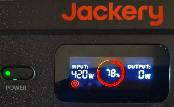 Jackery Explorer 500 V2 en charge sur prise secteur à 420W d'entrée