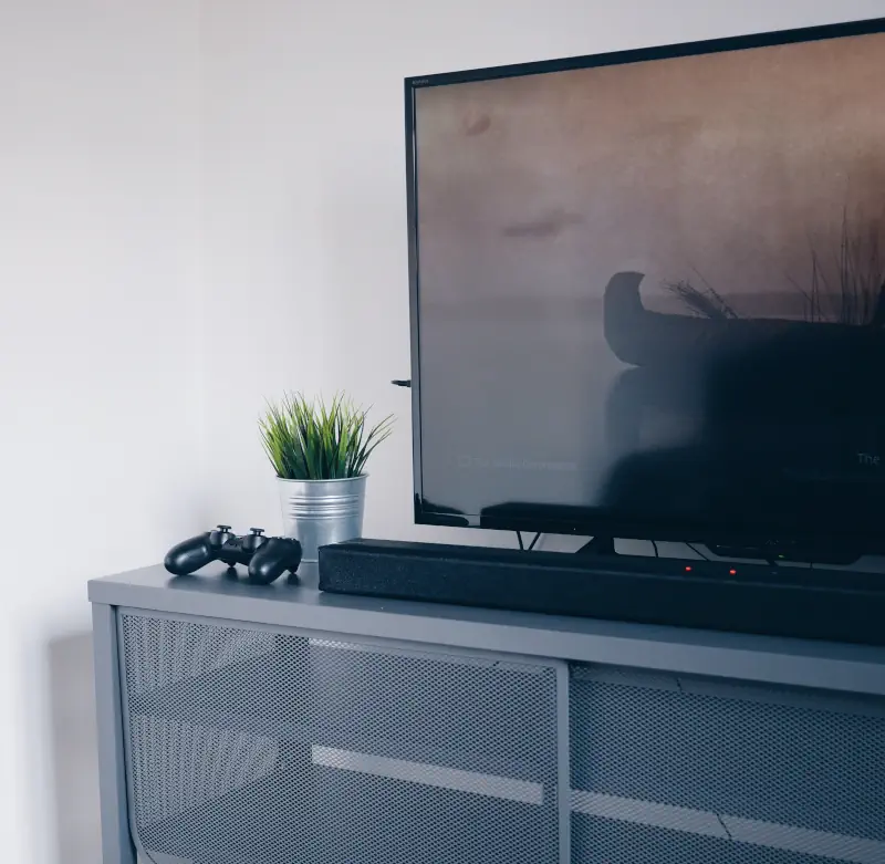 Image par StockSnap de Pixabay Console de jeu et téléviseur grand format