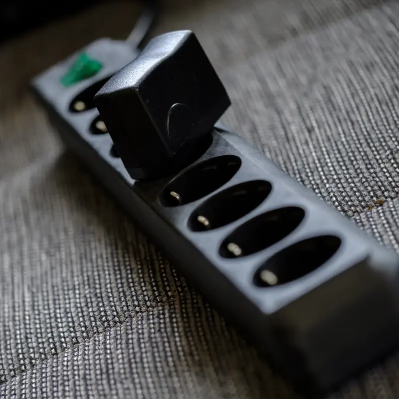 Une multiprise électrique avec un chargeur branché