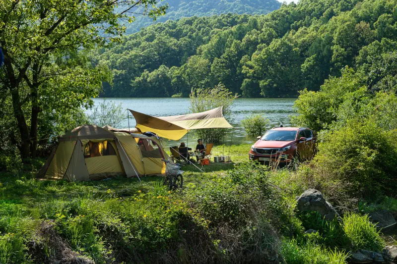 Camping au bord d'un lac avec gourde filtrante